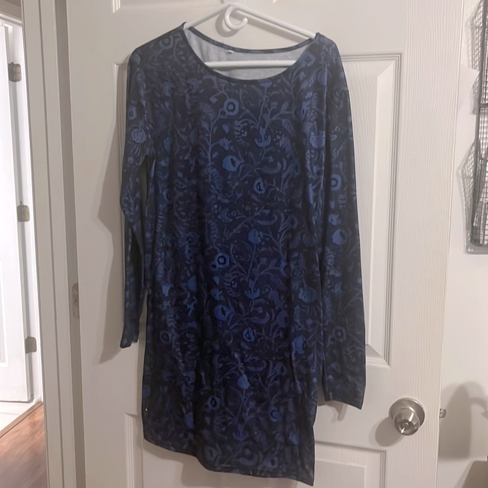 Gently worn dress with pockets. Light enough for dally but easy to layer